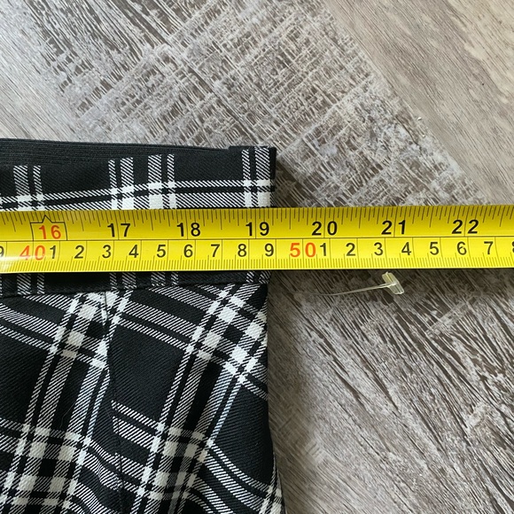 Pleated Skater Skirt black white Torrid 2 - EUC- punk goth cool plaid tartan - Picture 7 of 12